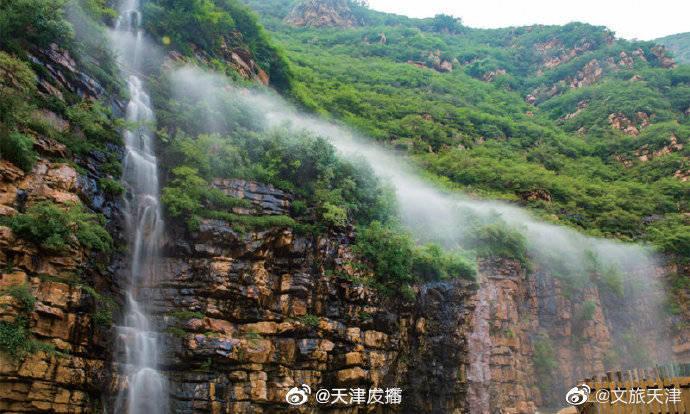 在操场上跑步时，佳佳不小心踩到了前面同学的鞋子我们应该怎么做？游戏画面